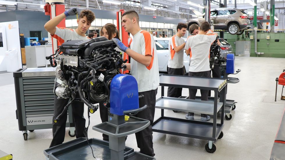 El 60 % de españoles cree que la formación profesional con prácticas prepara mejor a los jóvenes para conseguir empleo